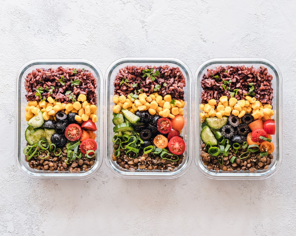 Balanced nutrition plate with vegetables and proteins